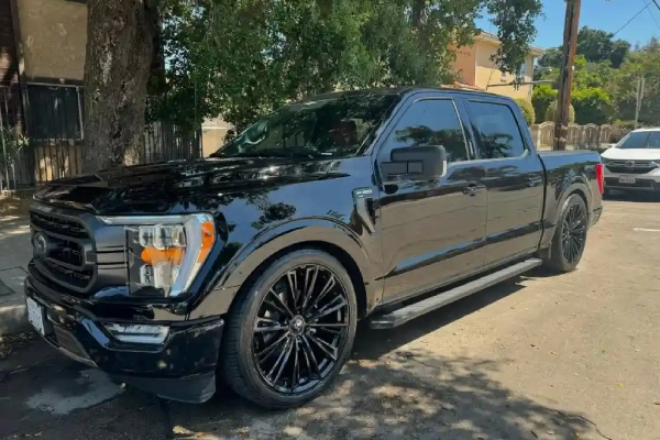A black SUV at a building entrance benefits from mobile auto detailing San Fernando Valley by Armando King Mobile Detailing.